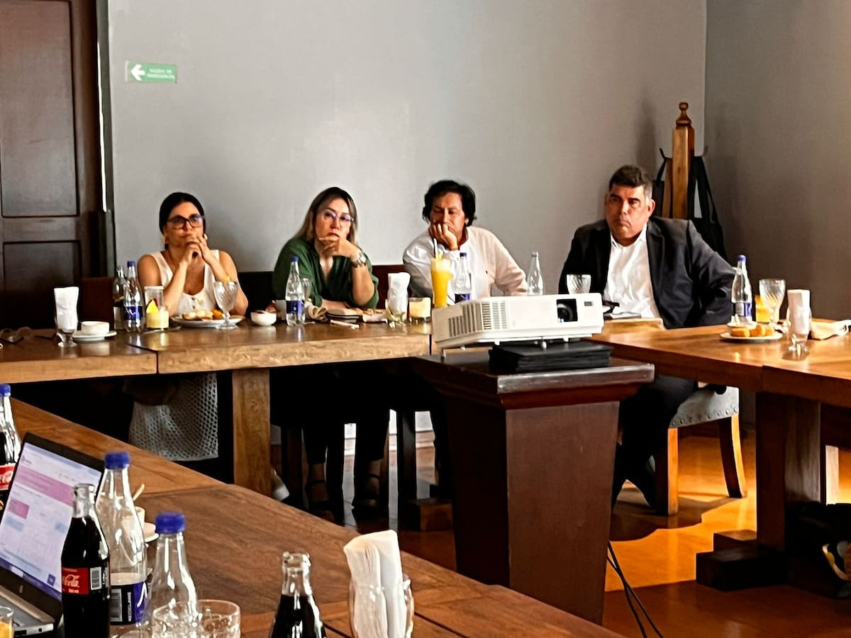 ¿Qué hacía el hermano del presidente Petro con los alcaldes del Urabá en Medellín?