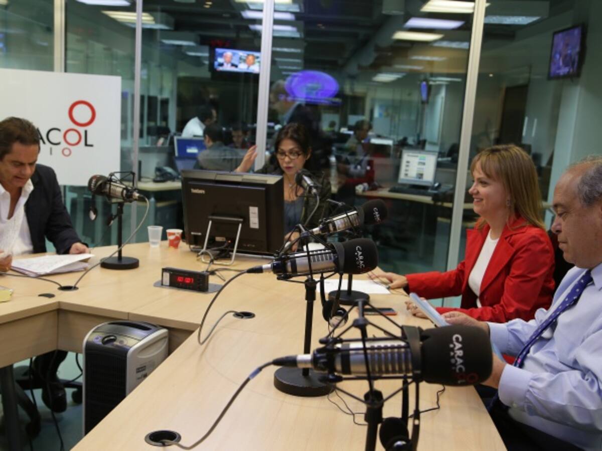 ¿Qué significan las palabras 'Emisora', 'Estación' y 'Dial'?