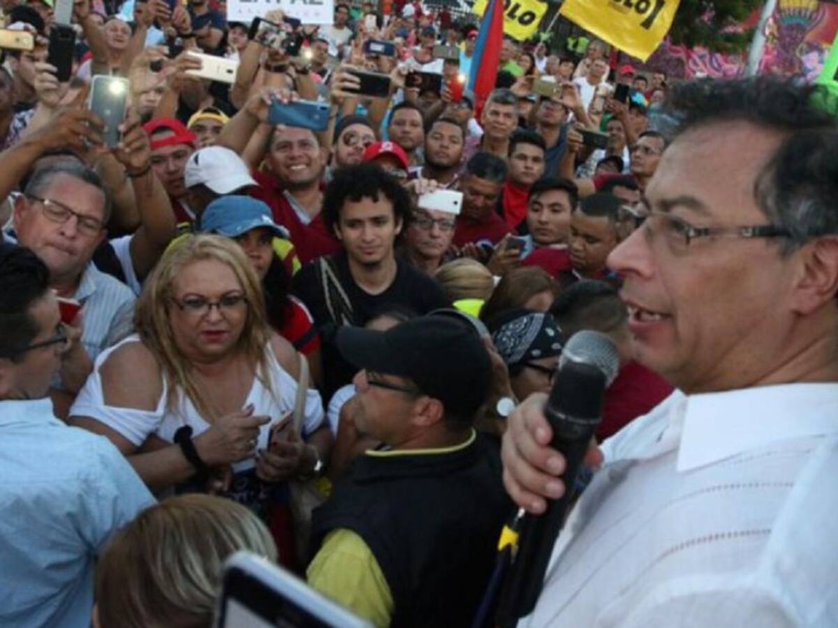 Petro destaca a Pumarejo por no enviar el Esmad durante marchas