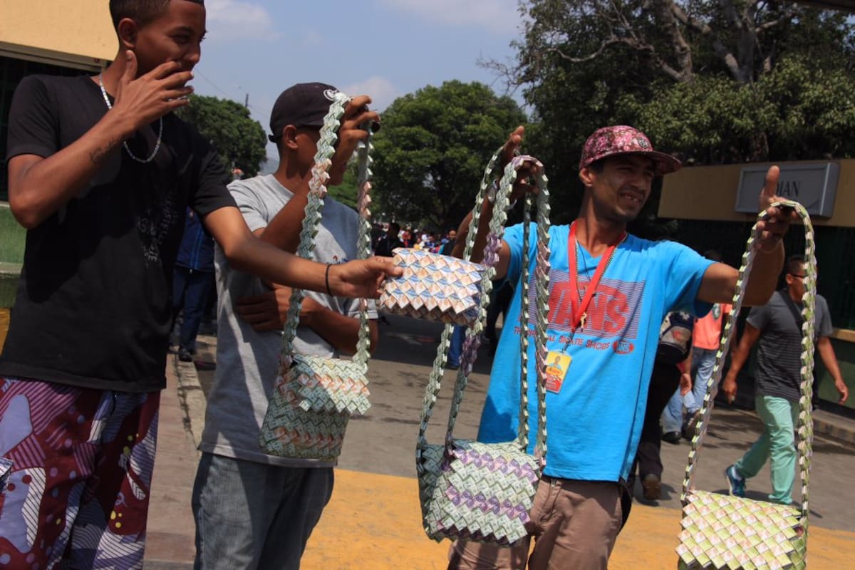 Los venezolanos realizan artesanías con los billetes de su país. 