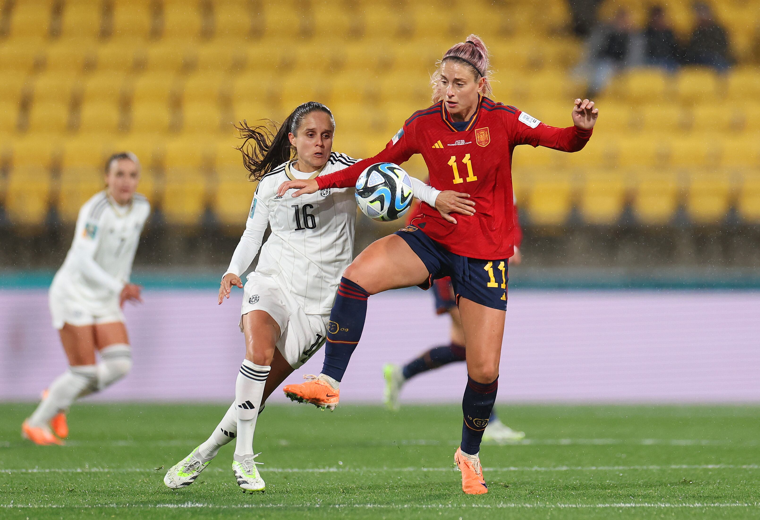 WELLINGTON, NEW ZEALAND - JULY 21: Alexia Putellas of Spain controls the ball against Katherine Alvarado of Costa Rica during the FIFA Women's World Cup Australia & New Zealand 2023 Group C match between Spain and Costa Rica at Wellington Regional Stadium on July 21, 2023 in Wellington, New Zealand. (Photo by Catherine Ivill/Getty Images)