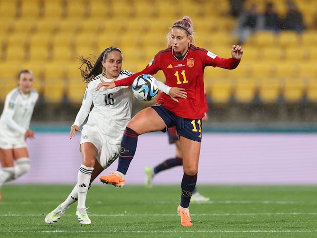 WELLINGTON, NEW ZEALAND - JULY 21: Alexia Putellas of Spain controls the ball against Katherine Alvarado of Costa Rica during the FIFA Women's World Cup Australia & New Zealand 2023 Group C match between Spain and Costa Rica at Wellington Regional Stadium on July 21, 2023 in Wellington, New Zealand. (Photo by Catherine Ivill/Getty Images)