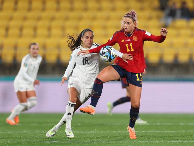 WELLINGTON, NEW ZEALAND - JULY 21: Alexia Putellas of Spain controls the ball against Katherine Alvarado of Costa Rica during the FIFA Women's World Cup Australia & New Zealand 2023 Group C match between Spain and Costa Rica at Wellington Regional Stadium on July 21, 2023 in Wellington, New Zealand. (Photo by Catherine Ivill/Getty Images)