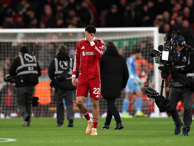 Los jugadores del Liverpool se lamentan por el empate en casa ante el Leeds. (Photo by Carl Recine/Getty Images)