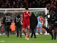 Los jugadores del Liverpool se lamentan por el empate en casa ante el Leeds. (Photo by Carl Recine/Getty Images)