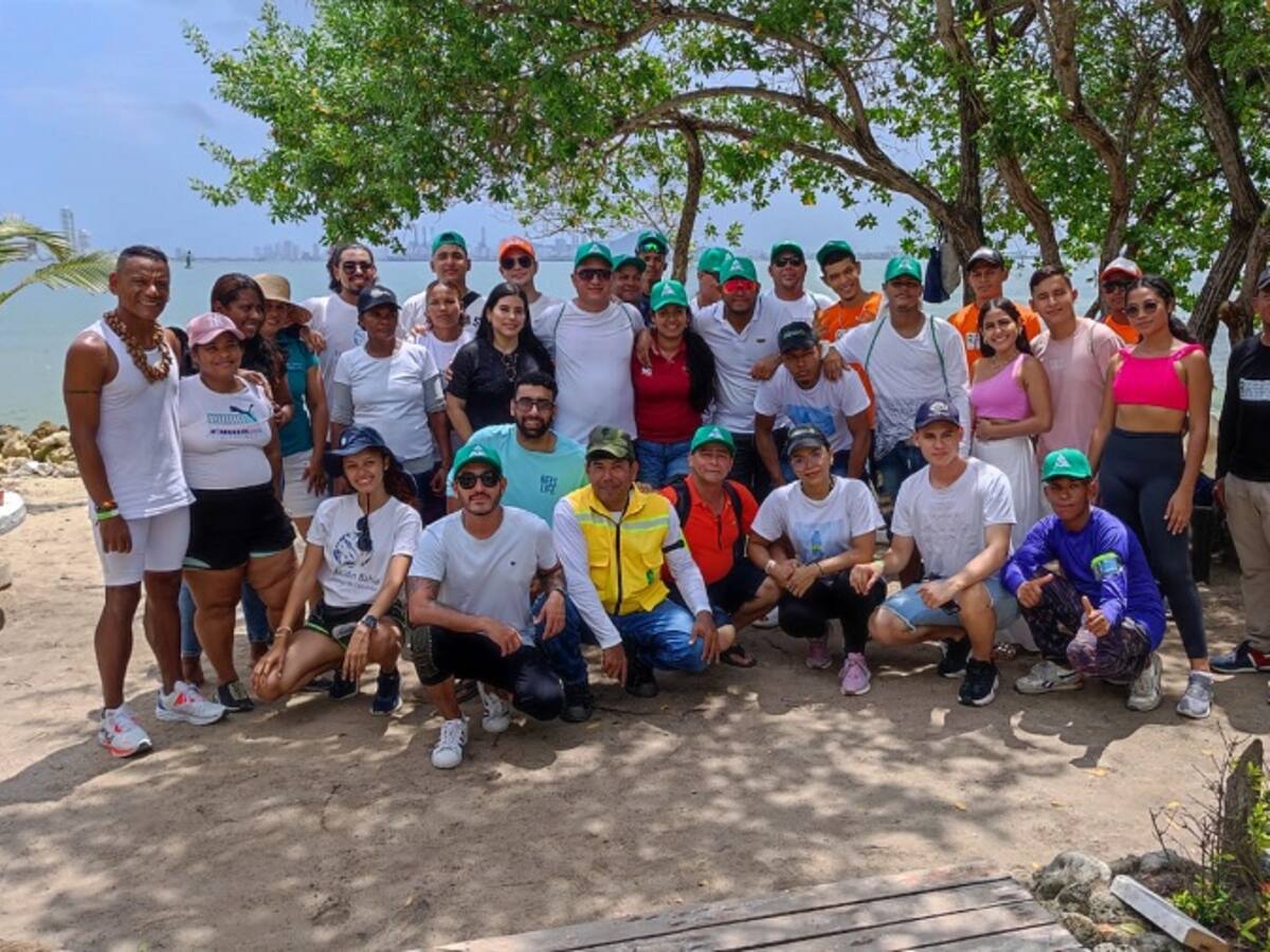100 kilos de residuos recogidos en jornada de limpieza en playa de Punta Arena