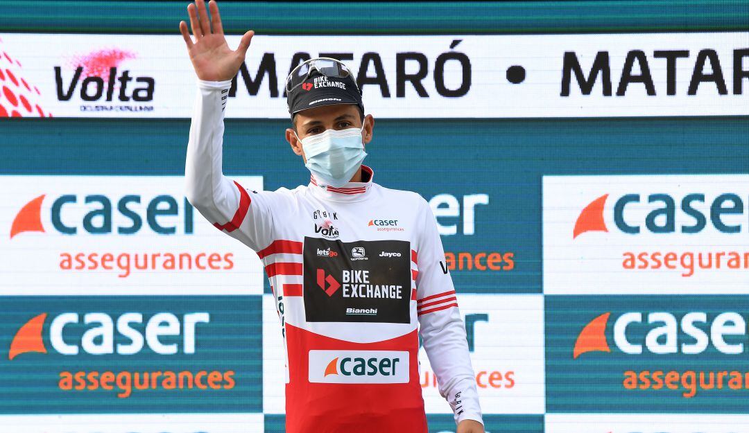 Esteban Chaves luce la camiseta que lo certifica como el ganador de la montaña.