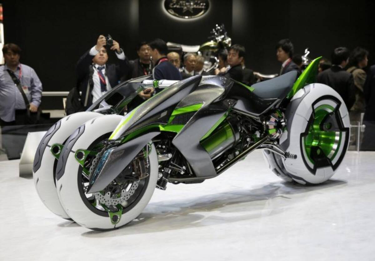 Kawasaki Motors presenta el triciclo eléctrico J en el ámbito del 43º Salón del Automóvil de Tokio (Japón)