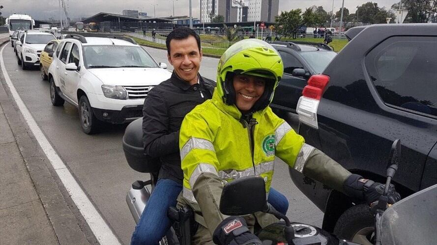 El ministro del interior, Guillermo Rivera, se vio afectado por el trancón de la Calle 26 como consecuencia de tres choques simples que colapsaron la vía hacia el aeropuerto. Foto: Ministerio del Interior.