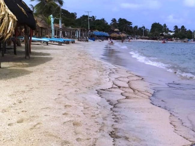 Sustancia oleosa afecta playas de Punta Arena en Cartagena