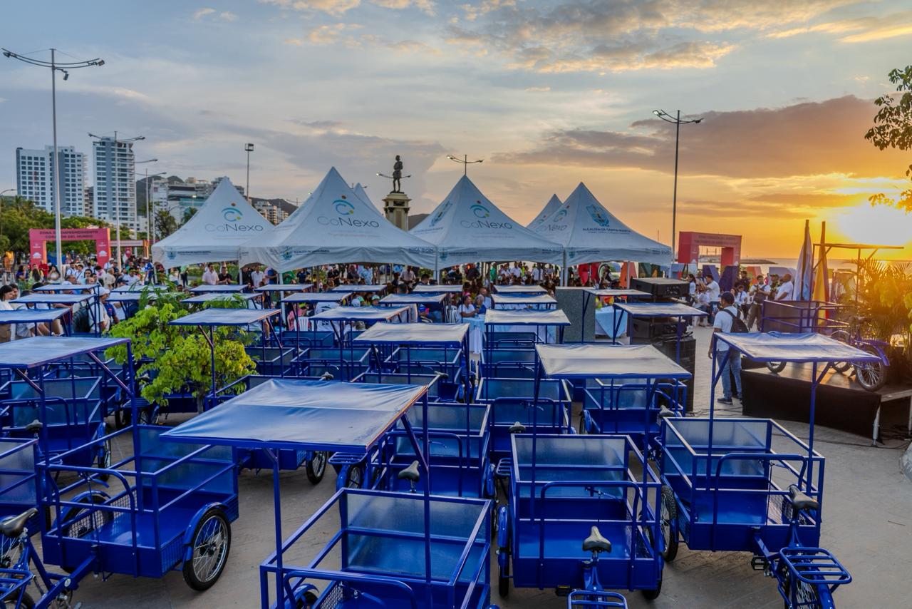 Entrega de triciclos y dotaciones a recicladores durante el acto liderado por la Alcaldía en el Camellón de la Bahía