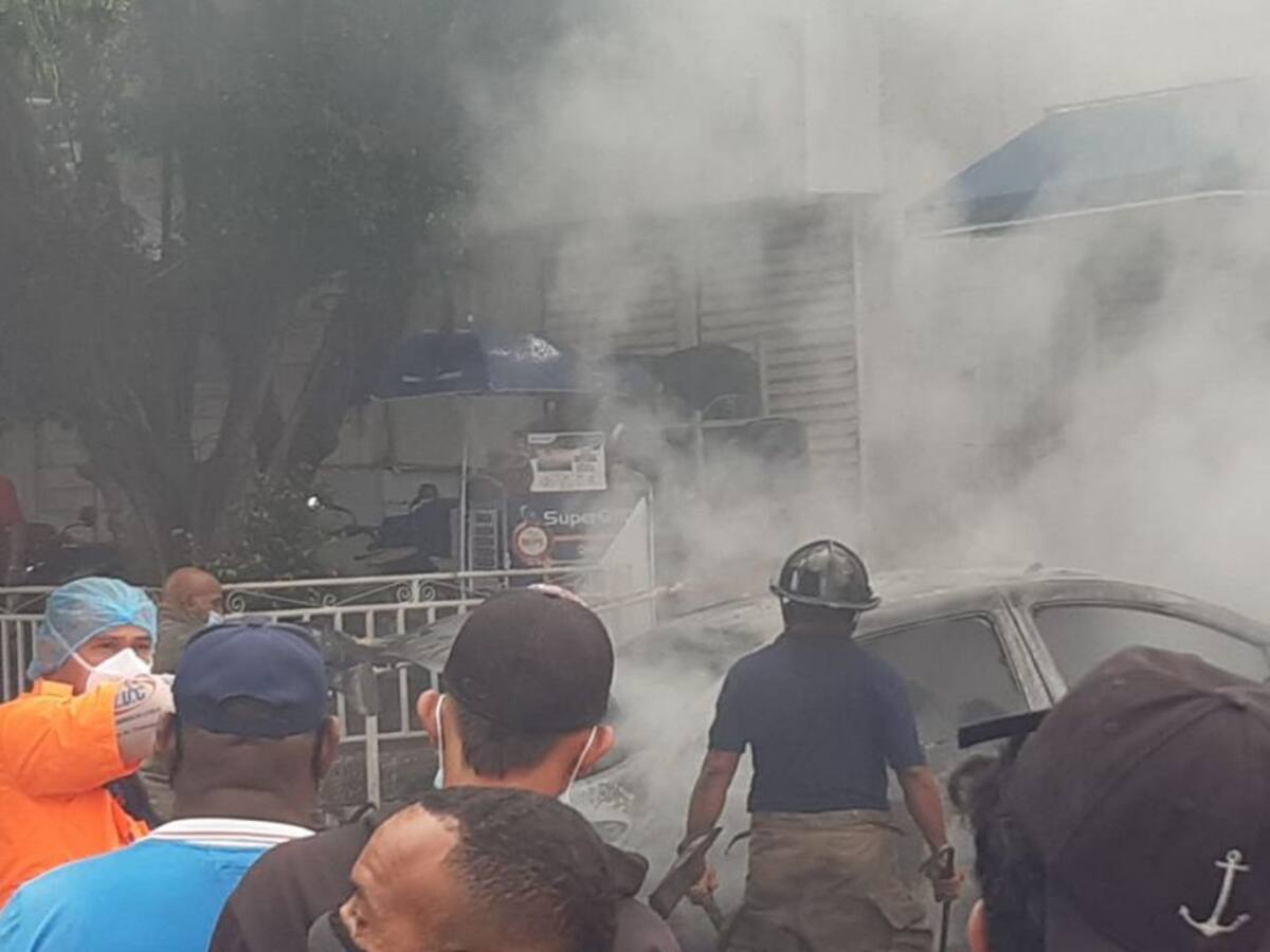 Incendio consumió un carro en las afueras de un supermercado en Cartagena