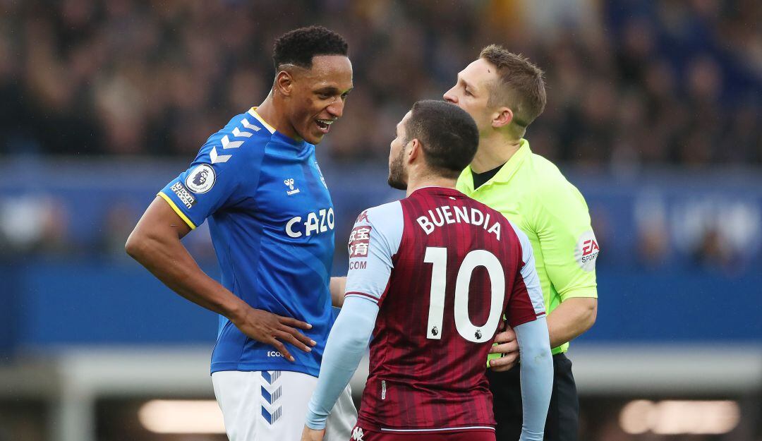 Yerry Mina y Emiliano Buendía en Everton 0 - 1 Aston Villa (2022)
