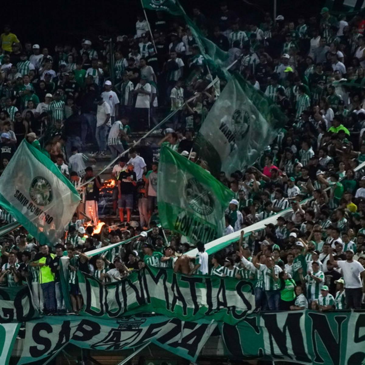 Video: hinchas de Atlético Nacional prenden fuego en las graderías del Atanasio Girardot