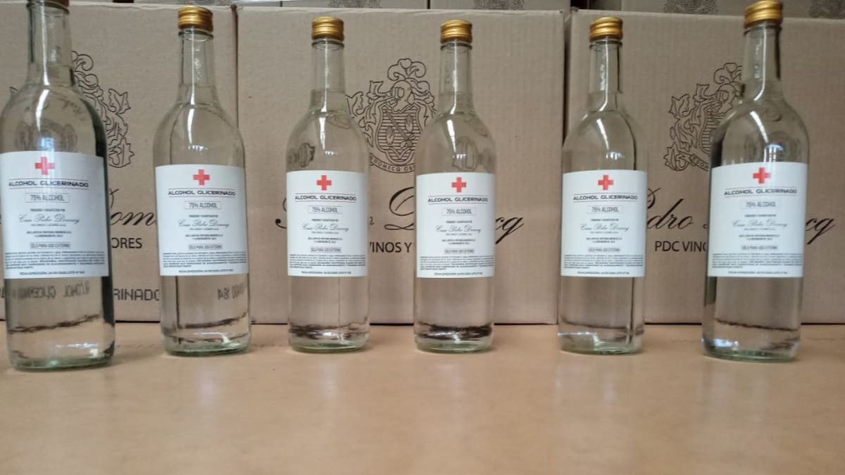Domecq dona botellas de alcohol glicerinado a centros de salud del Valle