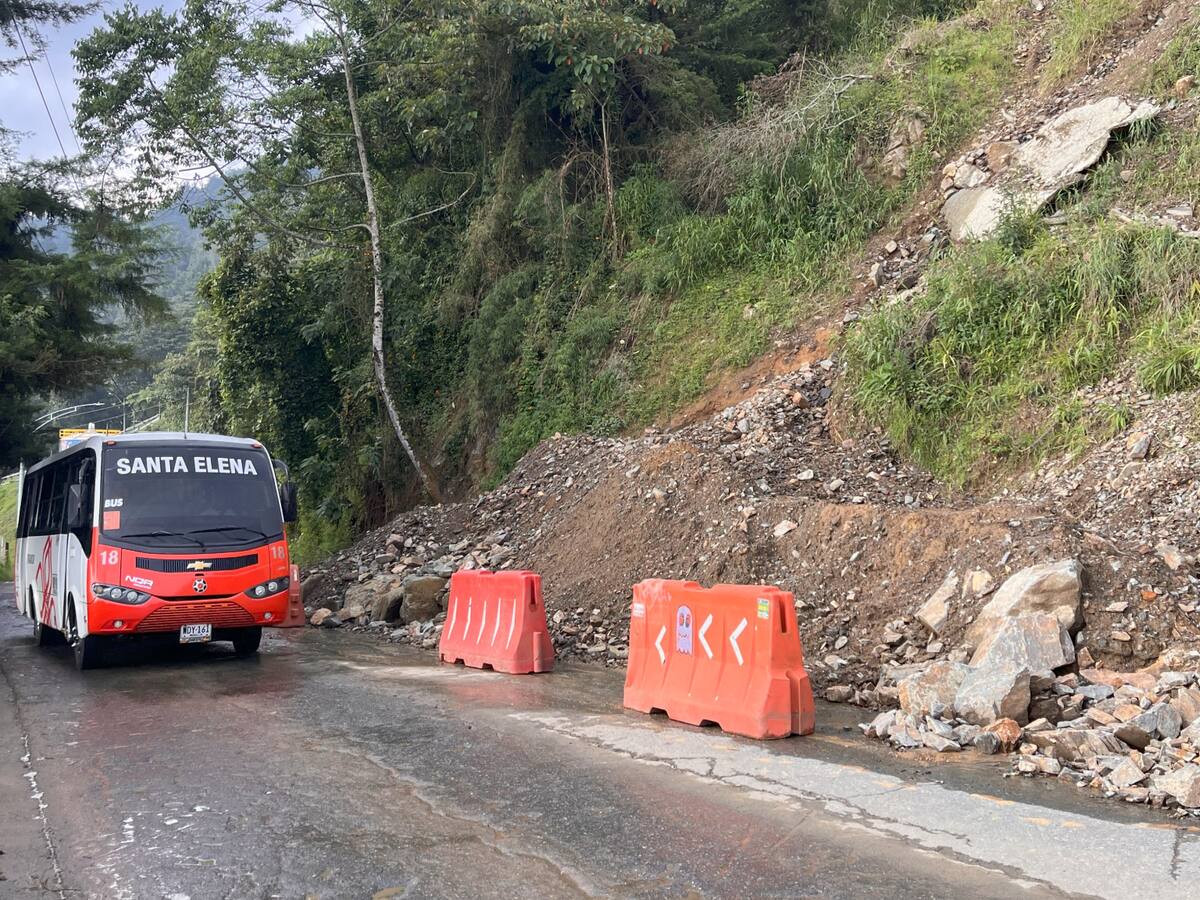 Monitorean punto crítico en el sector El Mirador, de la vía Santa Elena, por falla geológica