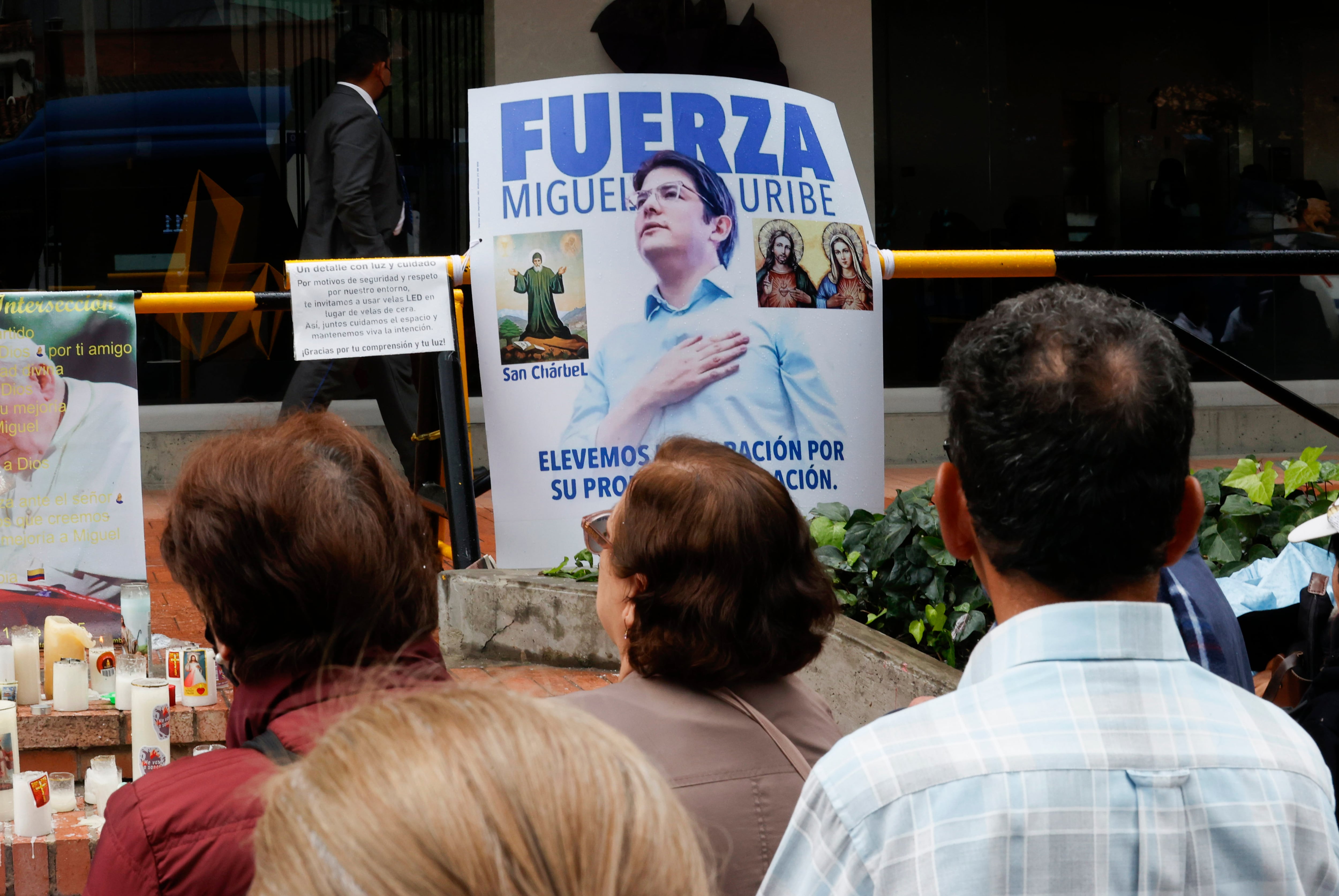 AME5865. BOGOTÁ (COLOMBIA), 13/06/2025.- Personas rezan frente a la clínica Fundación Santa Fe por la recuperación del senador y precandidato presidencial colombiano Miguel Uribe Turbay, este viernes, en Bogotá (Colombia). Uribe Turbay ha mostrado respuesta al manejo que se le ha dado para aliviar la presión intracraneana y, aunque sigue en estado crítico, tiende a la estabilidad, informó la Fundación Santa Fe, donde está ingresado el político por las heridas que sufrió en un atentado el pasado sábado. EFE/ Mauricio Dueñas Castañeda