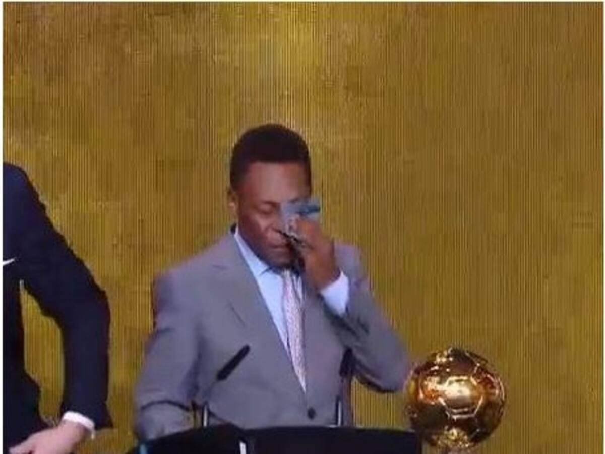 Pelé se emociona al recibir el Balón de Oro de Honor