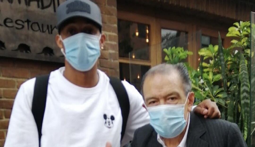 Lucumí junto a Gabriel Camargo, máximo accionista del Deportes Tolima.