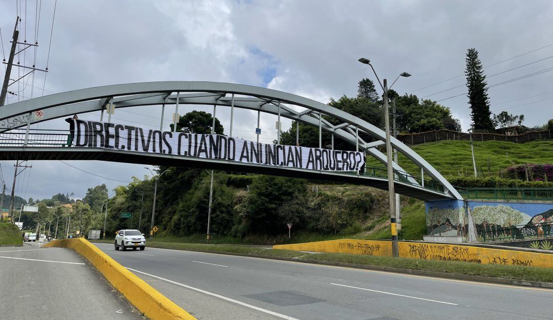 Una de las pancartas publicadas por los hinchas de Nacional en contra de Aldair Quintana.