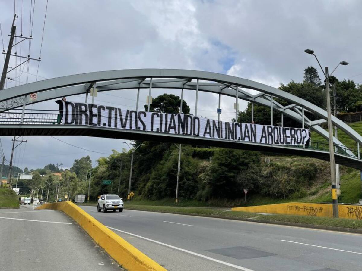 Hinchas de Nacional protestan con pancartas contra Aldair Quintana