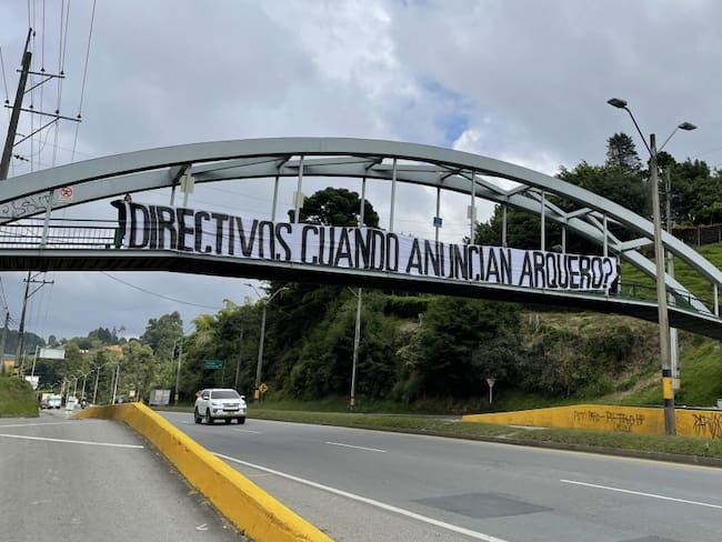Una de las pancartas publicadas por los hinchas de Nacional en contra de Aldair Quintana.