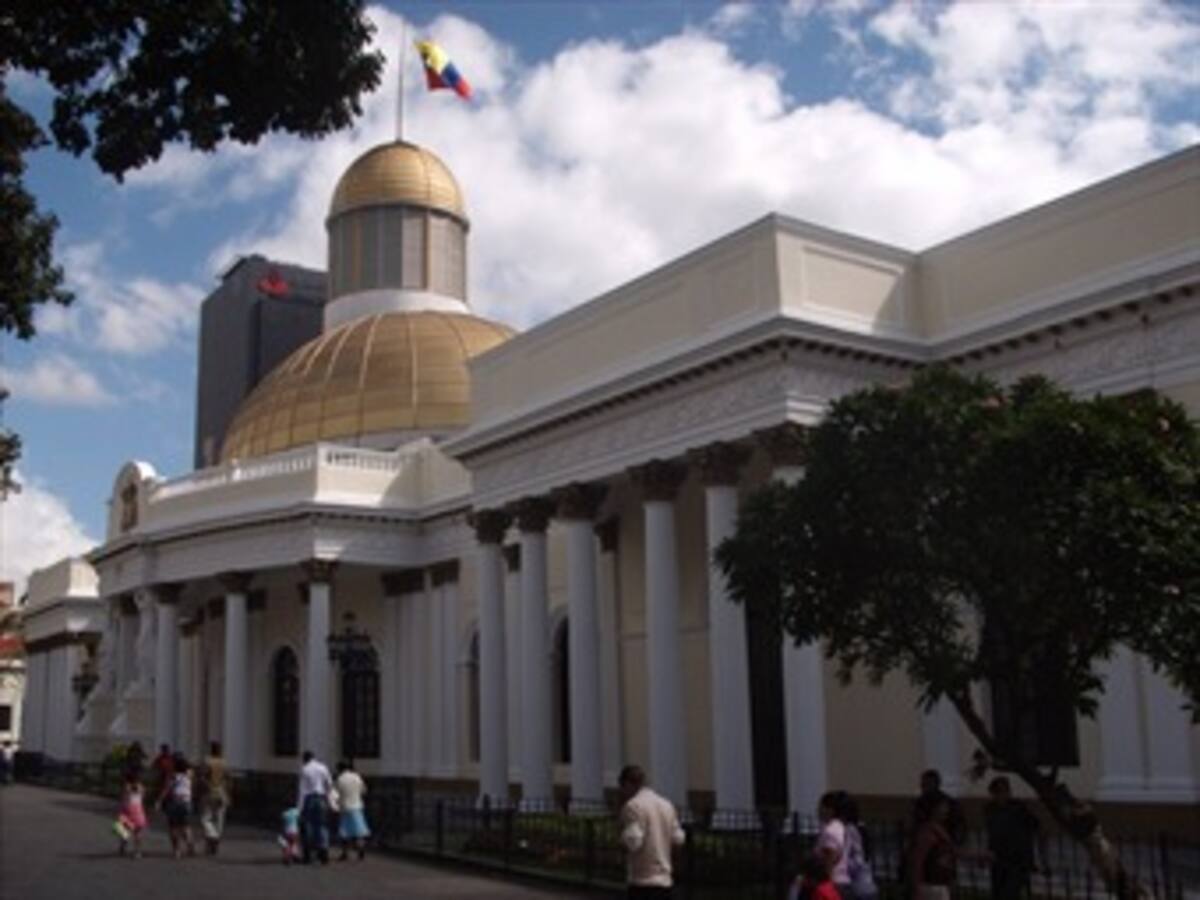Venezuela vota plan de Gobierno delegado por el fallecido Hugo Chávez