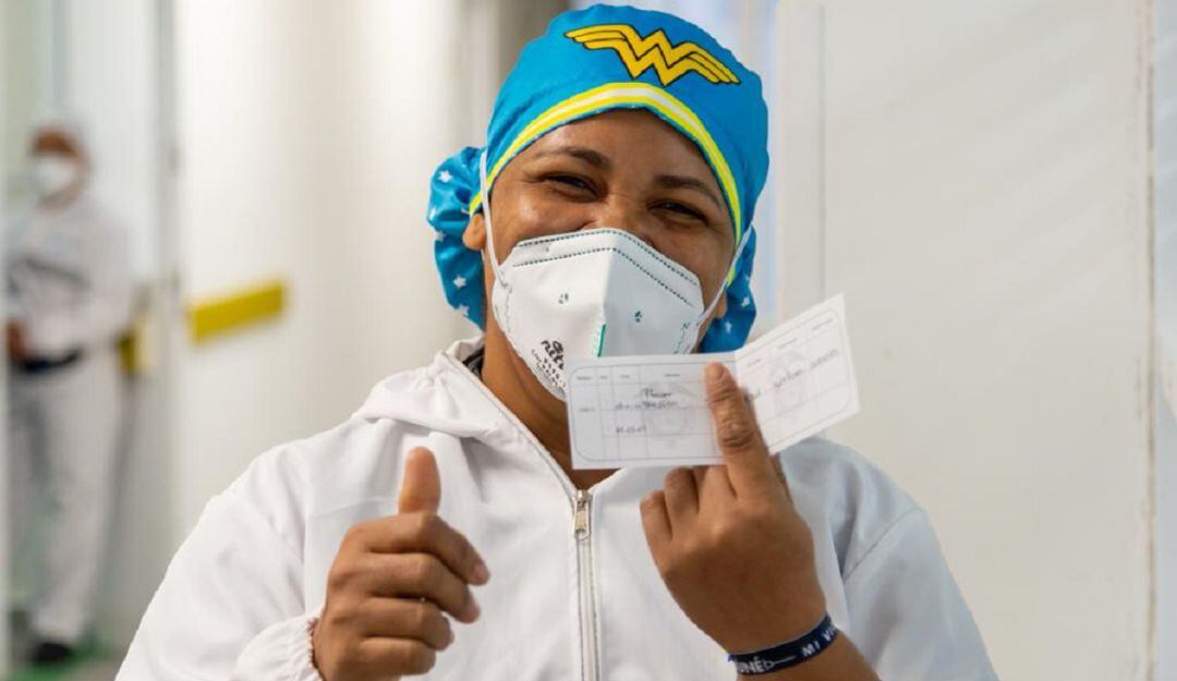 La jefe de aseo del Camino Adelita de Char, Liseidis Pérez,  después de ser vacuna.