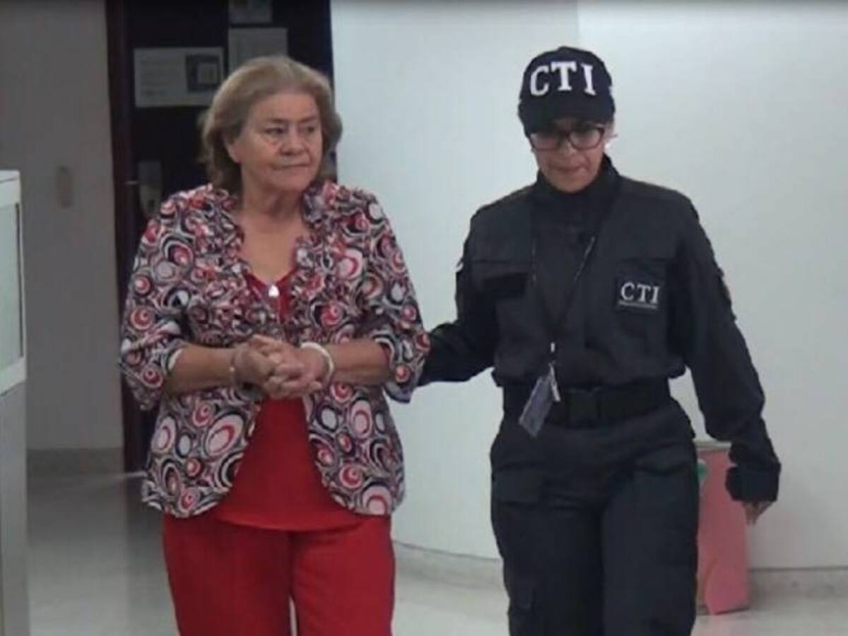 Dictan medida de aseguramiento contra exrectora que facilitaba adolescentes a Auc