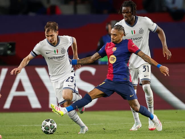 BARCELONA, 30/04/2025.- El centrocampista del Inter, Nicolò Barella (i), intent llevarse el balón ante el delantero brasileño del FC Barcelona, Raphinha, durante el encuentro correspondiente a la ida de las semifinales de la Liga de Campeones que disputan hoy miércoles FC Barcelona e Inter en el estadio Olímpico Lluis Company, en Barcelona. EFE / Alberto Estevez.