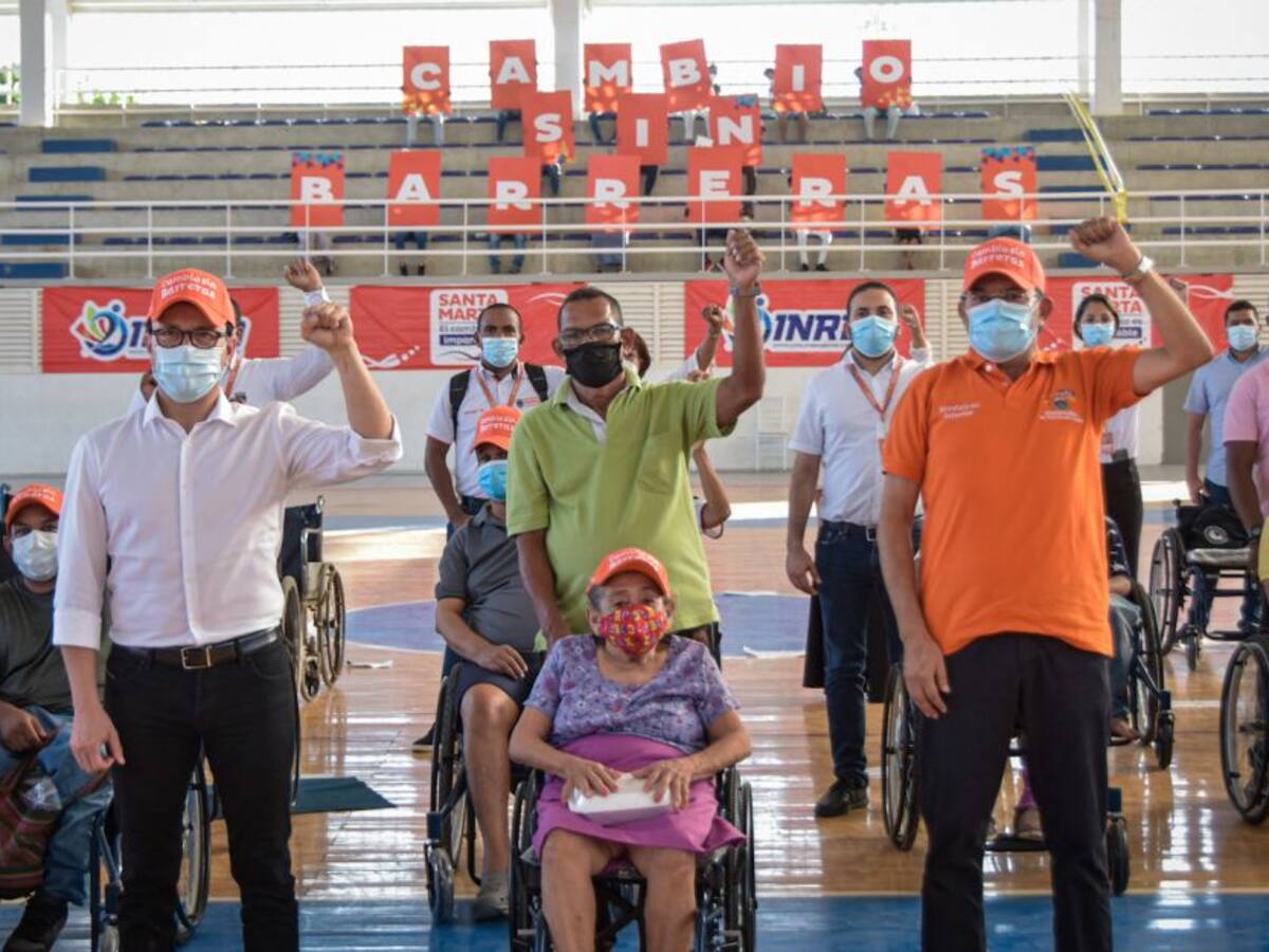 Gobernador, Carlos Caicedo, entrega ayudas a personas con discapacidad.