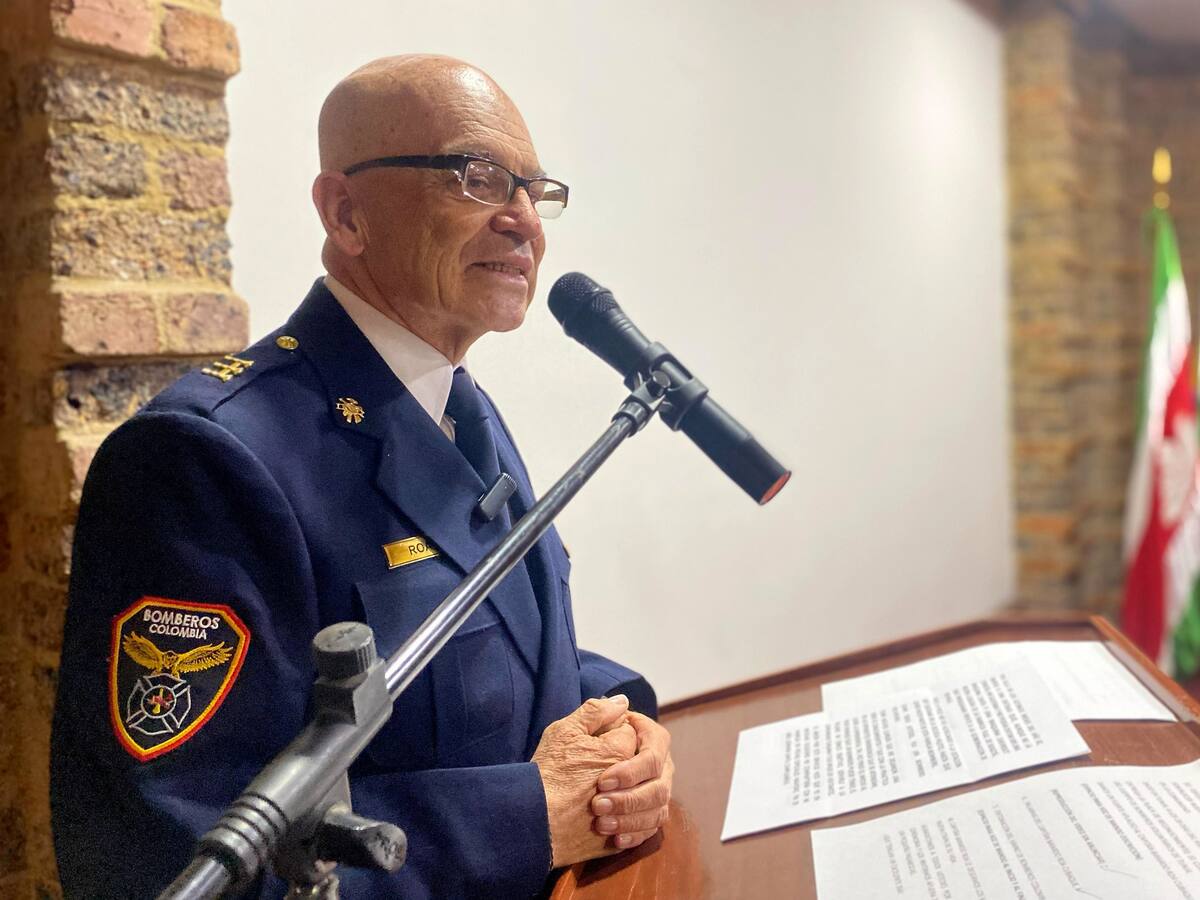 Capitán Bayardo Roa se despide del Cuerpo de Bomberos de Tunja tras 43 años de servicio