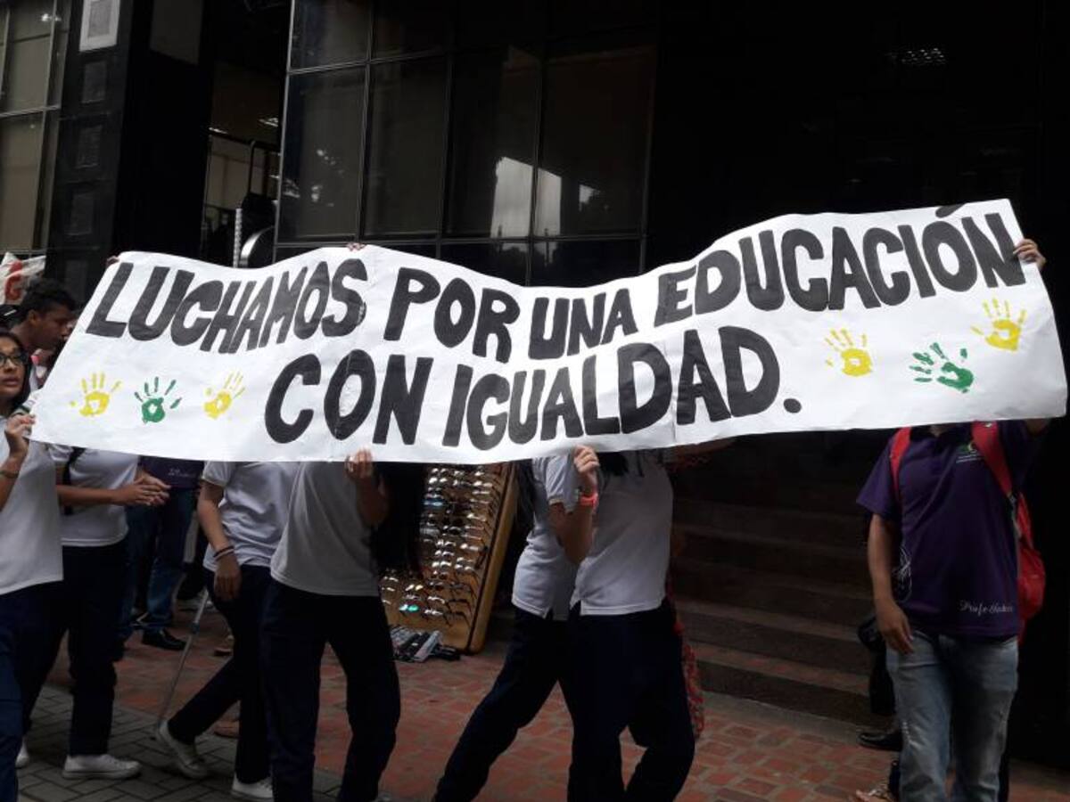 Los estudiantes de la I.E. Alfonso Jaramillo protestaron frente a la alcaldía