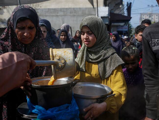 Deir Al Balah (-), 24/02/2024.- Internally displaced Palestinians receive food provided by Arab and Palestinian donors in Deir Al Balah town, southern Gaza Strip, 24 February 2024. Since 07 October, up to 1.9 million people, or more than 85 percent of the population, have been displaced throughout the Gaza Strip, some more than once, according to the United Nations Relief and Works Agency for Palestine Refugees in the Near East (UNRWA), which added that most civilians in Gaza are in 'desperate need of humanitarian assistance'. EFE/EPA/MOHAMMED SABER