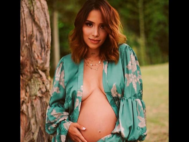 Luisa Fernanda W hace molde de yeso a su barriga para recordar su embarazo