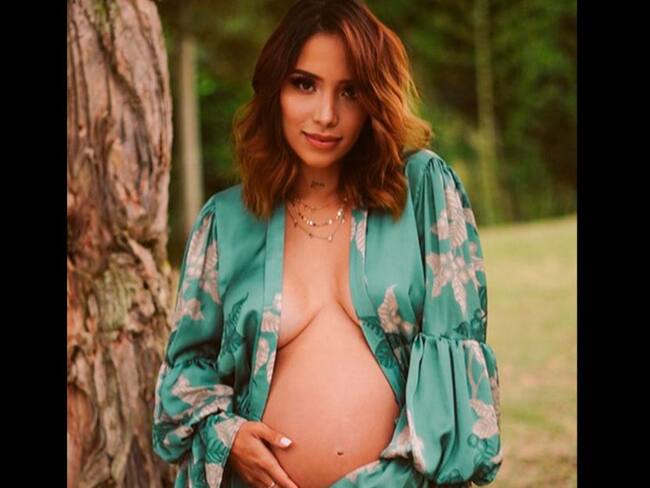 Luisa Fernanda W hace molde de yeso a su barriga para recordar su embarazo