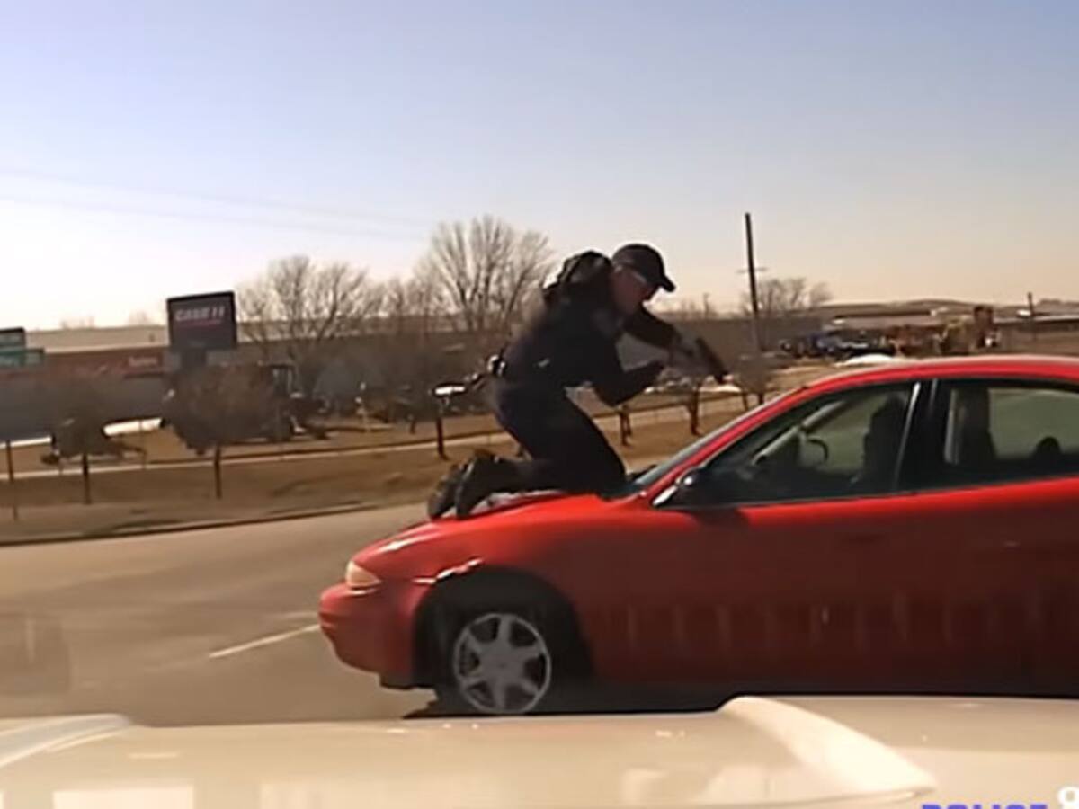 Video | Policía se aferra a techo de un auto en asombrosa persecución policial