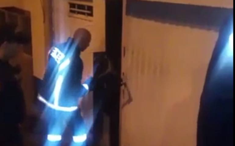 Los bomberos tuvieron que derribar las cerraduras para abrir la puerta y rescatar a un menor que estaba abandonado dentro de una casa en zona céntrica de Manizales. 