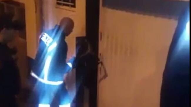 Los bomberos tuvieron que derribar las cerraduras para abrir la puerta y rescatar a un menor que estaba abandonado dentro de una casa en zona céntrica de Manizales.