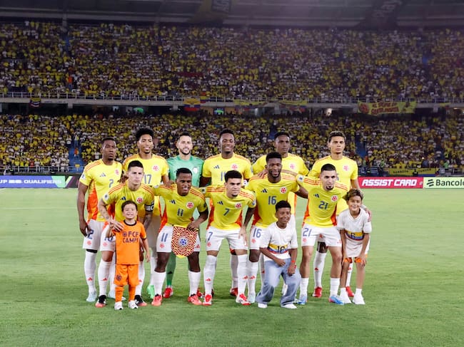 . BARRANQUILLA (COLOMBIA), 25/03/2025.- Jugadores de Colombia forman este martes en un partido de las eliminatorias sudamericanas para el Mundial de 2026 entre las selecciones de Colombia y Paraguay en el estadio Metropolitano Roberto Melendez en Barranquilla (Colombia). EFE/Mauricio Dueñas Castañeda