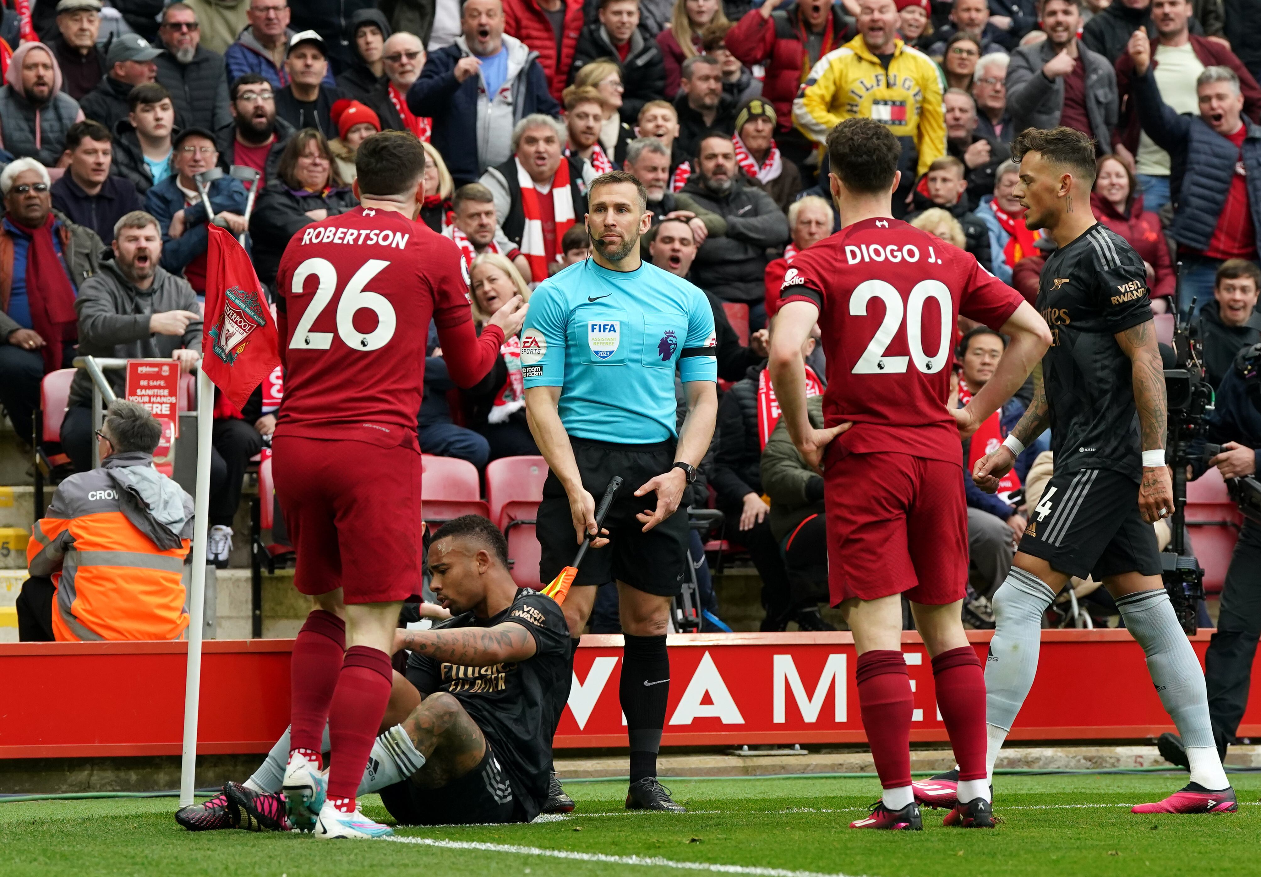 ndrew Robertson y el árbitro Constantine Hatzidakis durante la Premier League en Anfield, Liverpool. (Photo by Nick Potts/PA Images via Getty Images)