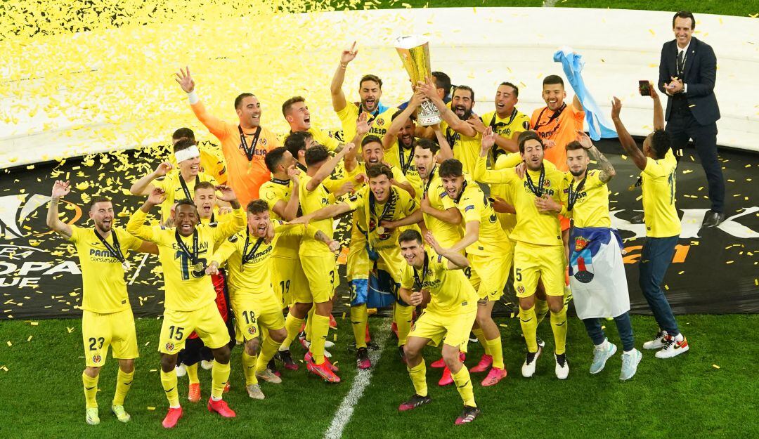 Los jugadores del Villarreal festejan el título de la Liga de Europa.