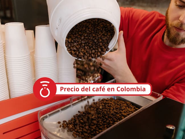 De fondo: Hombre vertiendo granos de café en una máquina para molerlos (Crédito: Getty Images)