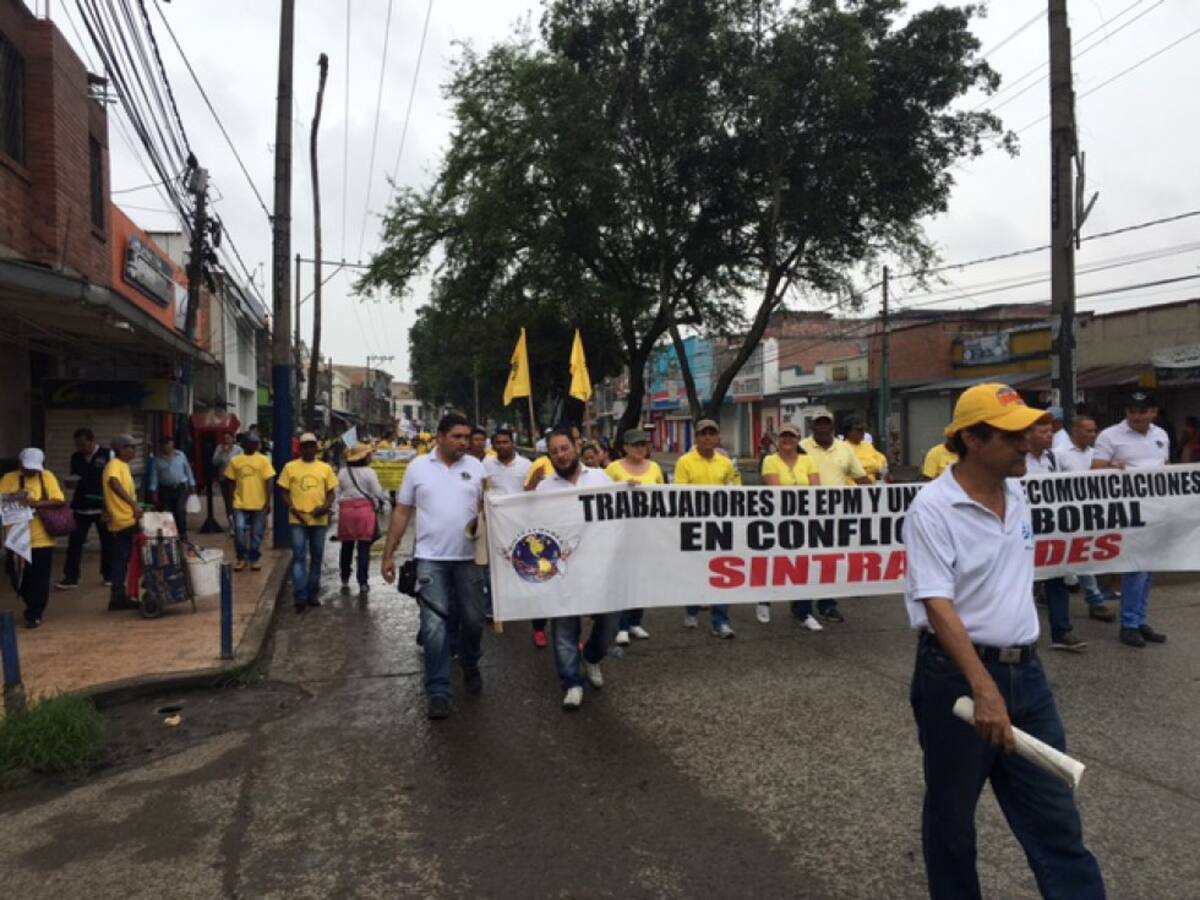 Los sindicatos caleños también se hicieron presentes en las marchas. Banderas, pancartas y consignas se tomaron las calles de la capital del Valle del Cauca.
