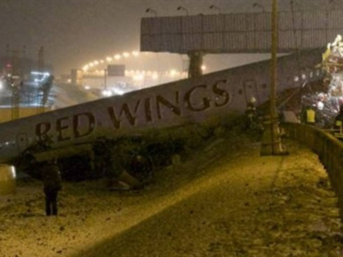 Se eleva a cuatro los muertos al estrellarse un avión en Moscú