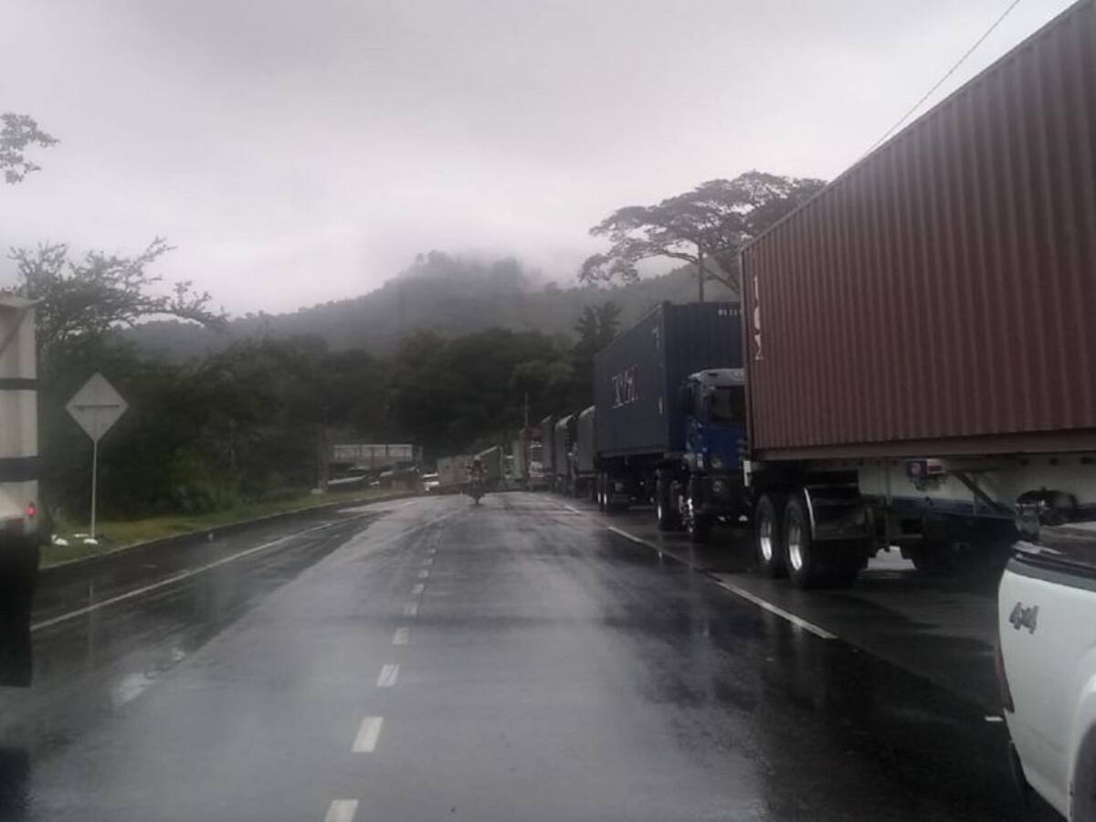 Caótico tránsito de vehículos por el Alto de la Línea
