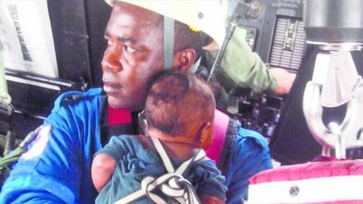 A Medellín trasladan señora e hijo sobrevivientes en la selva chocoana