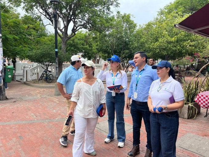 Comerciantes y representantes de Air-e Intervenida recorrieron el Centro Histórico de Santa Marta. Foto: Air-e.
