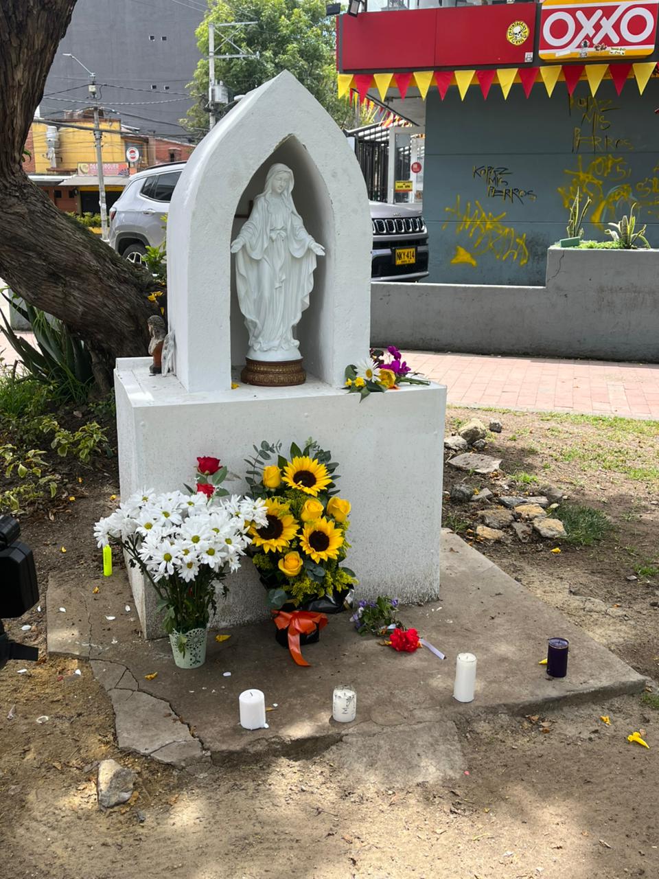 Habitantes en el occidente de Bogotá rinden homenaje póstumo a Miguel Uribe Turbay. Foto: Caracol Radio.