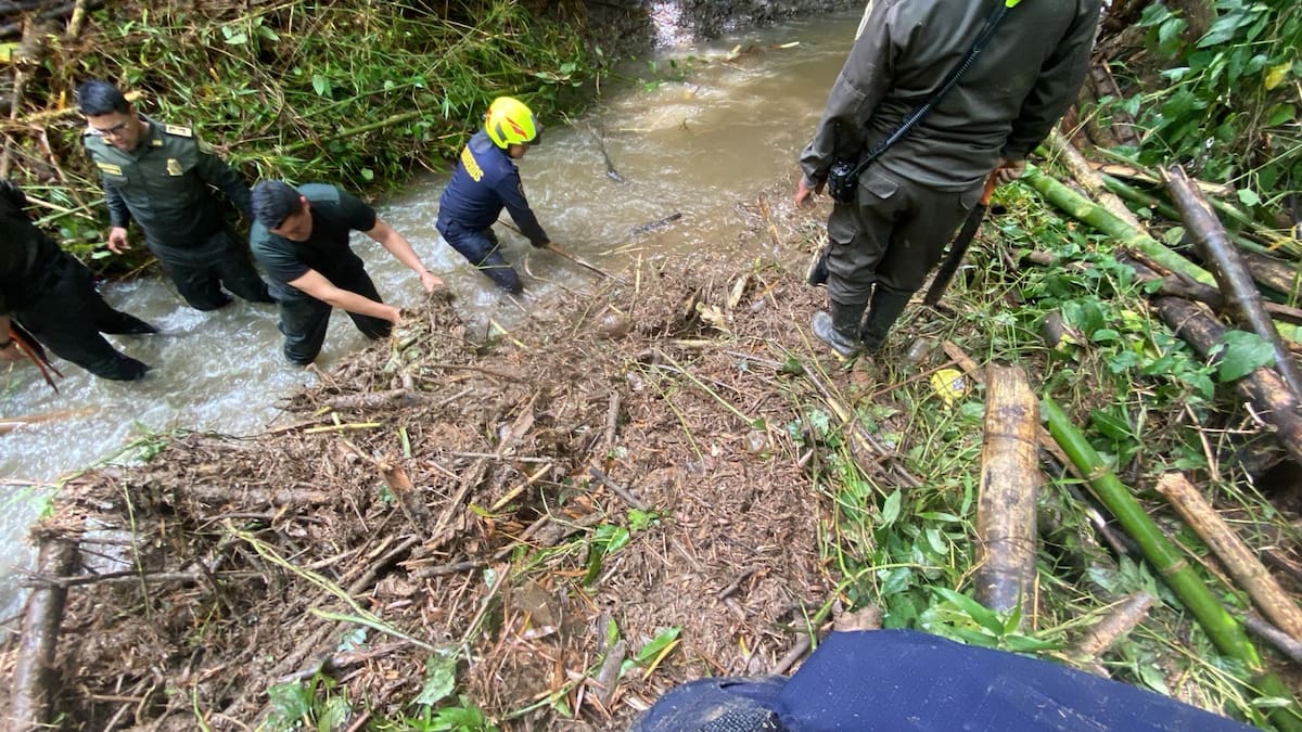 Continúa la búsqueda de un policía que desapareció por la creciente de una quebrada en Manizales